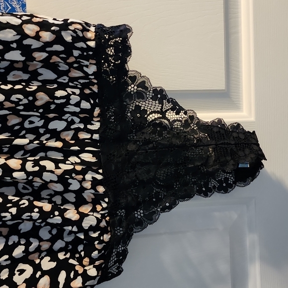 Gorgeous v-neck Intimately's body suit with snaps - Picture 7 of 8